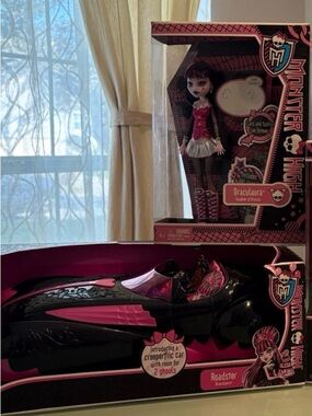 Rare-2011/2012- Monster High Doll and Accessories Set- all original dated